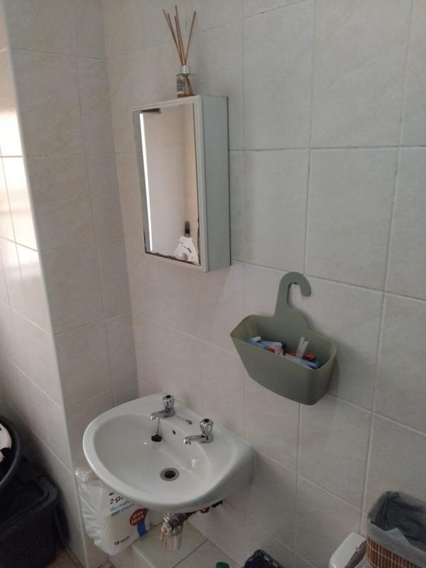 To Let 1 Bedroom Property for Rent in Kannoniers Park North West